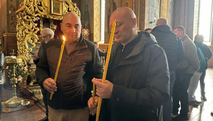 Anatoliy Bondarenko (right) in the seized UOC cathedral in Cherkasy. Photo: dzvin.media