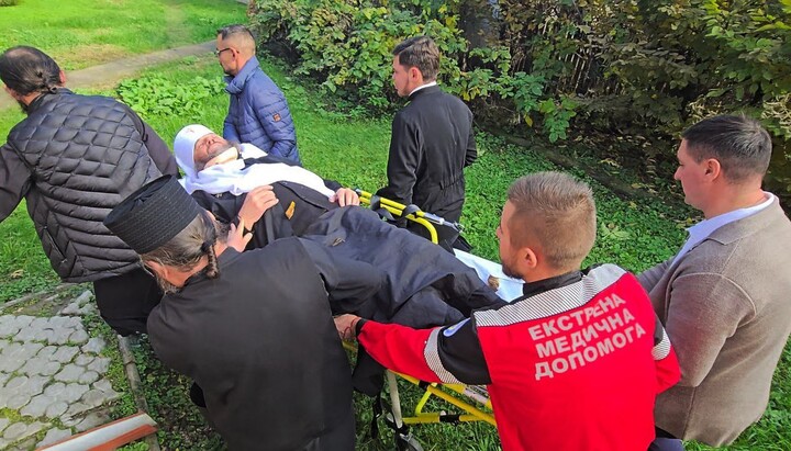 Metropolitan Longin (Zhar) is taken away on a stretcher by ambulance from the courthouse. 30 October 2024. Photo: Bancheny Monastery