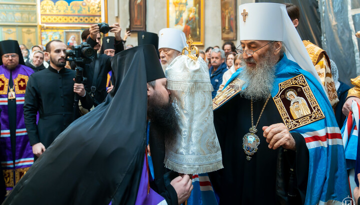 His Beatitude Metropolitan Onuphry hands a staff to Bishop Anastasiy of Ovidiopol, Vicar of the Odesa Eparchy. Photo: uoc-news.church