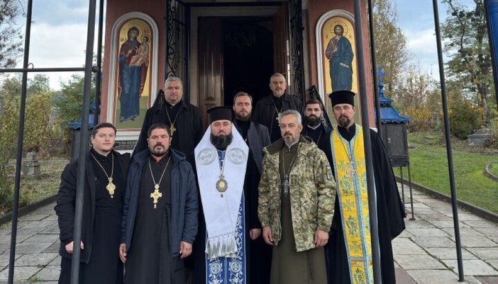 OCU clergy outside the crypt-church of the Metropolitans of Bukovyna in Chernivtsi. Photo: OCU, Chernivtsi