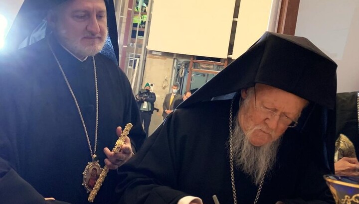 Archbishop Elpidophoros of America and Patriarch Bartholomew. Photo: EK