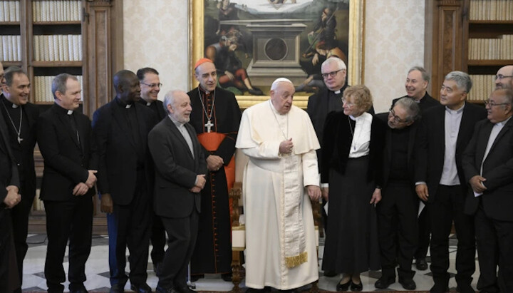 The Pope with members of the Theological Commission. Photo: santosepulcro.co.il