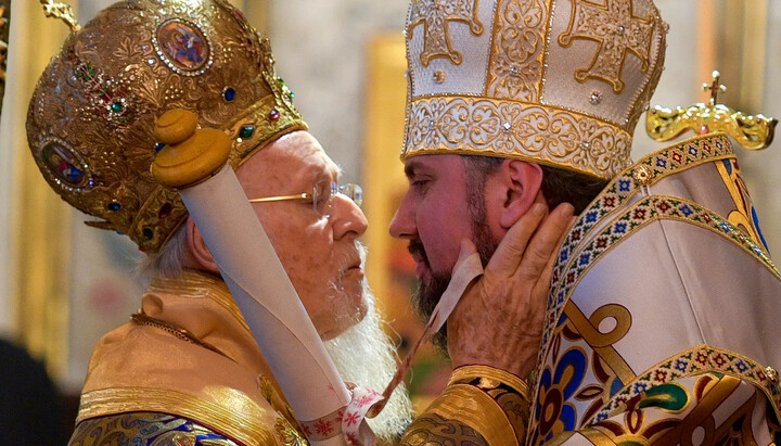 Patriarch Bartholomew embraces Epifaniy Dumenko. Photo: Press Service of the President of Ukraine