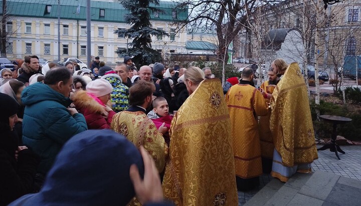 UOC parishioners receiving Communion outdoors at the Lavra. Photo: Save_Lavra Telegram channel