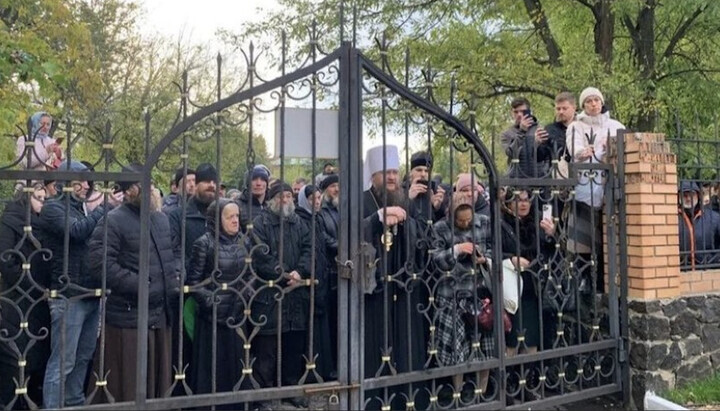 Believers of the UOC in Cherkasy near the fence of their cathedral, seized by the OCU. Photo: focus.ua