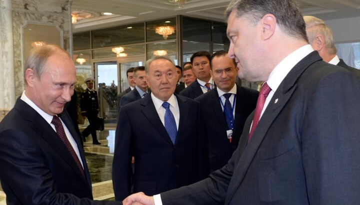 Poroshenko shaking hands with Putin. Photo: Associated Press