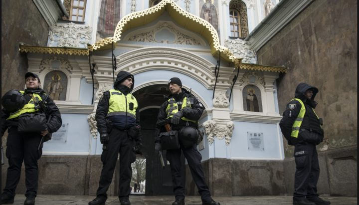 Police at Kyiv-Pechersk Lavra. Photo: UOC