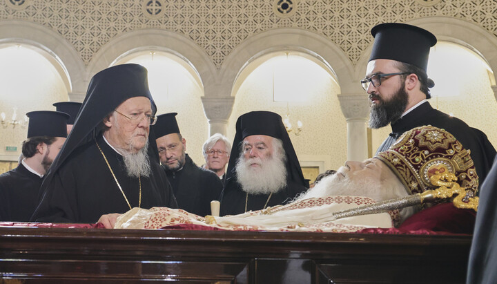 Patriarku Bartolomeu në arkivolin e Kryepeshkopit Anastas. Foto: ertnews.gr