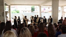 Kryepiskopi Joan bëkon godinën e shkollës së re pranë Kishës së Ungjillëzimit në Tiranë
