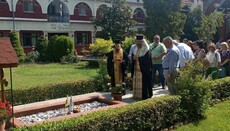 Mitropoliti i Follorinës fali Trisagion mbi varrin e Avgustinit