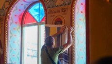 Ikonat mbulohen me flamuj ukrainas në kishën e konfiskuar në Odesë