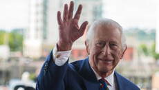 Charles III largohet nga titulli 