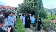Kryepeshkopi Joan mbjell pemë në kampin e vajzave, Elbasan