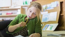 Suedia rikthen librat dhe shkrimin me dorë në shkolla