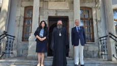 Ambasadorja greke takohet me Mitropolitin e Korçës, Anastasin