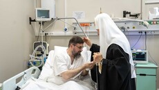 Patriarku Kiril vizitoi në spital mitropolitin që i mbijetoi sulmit me dron