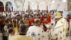 Kryepiskopi Joan bekon fëmijët në fillim të vitit të ri shkollor