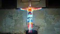 Skulpturë shumëngjyrëshe e Krishtit vendoset në kishë të Çekisë