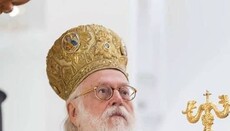 Ahmet Dursun kujton Kryepeshkopin Anastas Janullatos në  një postim personal në Facebook