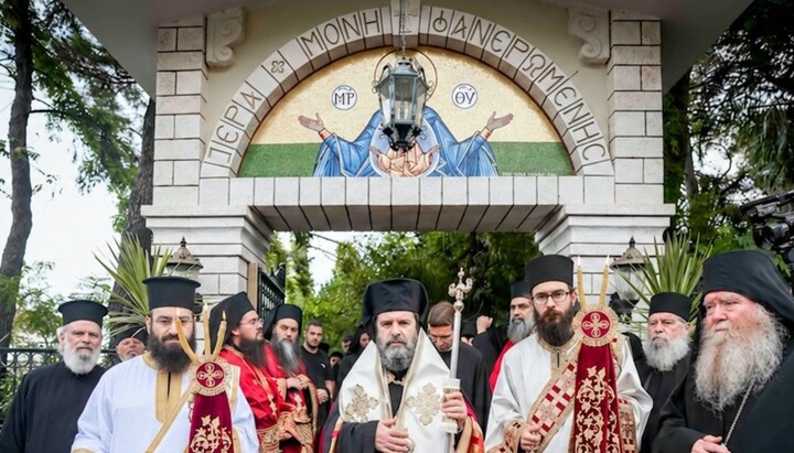 Fortlumturia e Tij +Joani gjatë litanisë së lipsanit të Shën Nektarit.