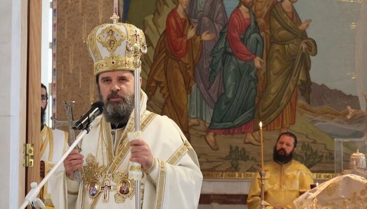 Kryepiskopi Joan i drejtohet Kryedhjakon Johanit gjatë dorëzimit në Tiranë