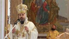 Kryepiskopi Joan i drejtohet Kryedhjakon Johanit gjatë dorëzimit në Tiranë