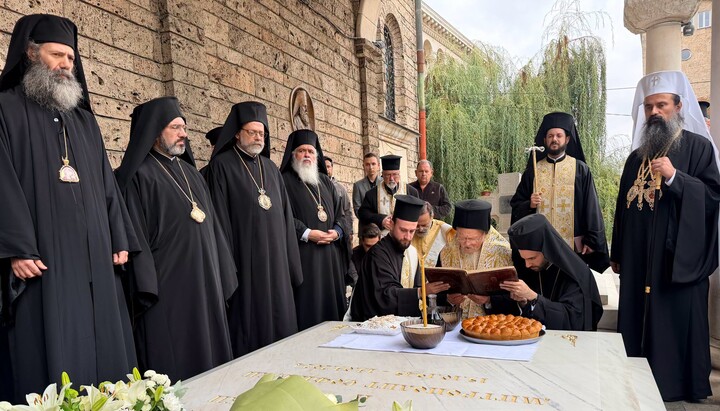 Patriarku Bartolome kreu trisai te varri i Patriarkut Neofit në Sofje