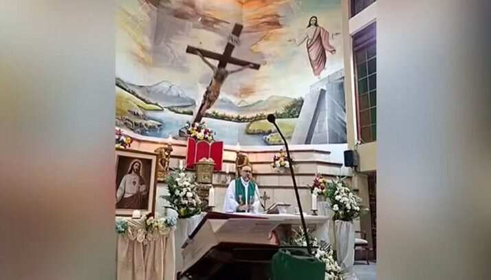 Prift katolik vdes në Guayaquil pasi i bie kryqi gjatë meshës
