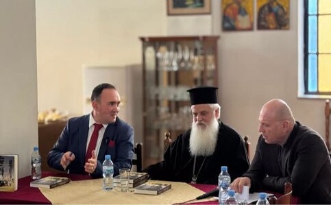 Dr.Thoma Shkira në të djathtë, Hirësi Nikolla në qendër. Foto: Mitropolia e Shenjtë e Apolonisë dhe Fierit