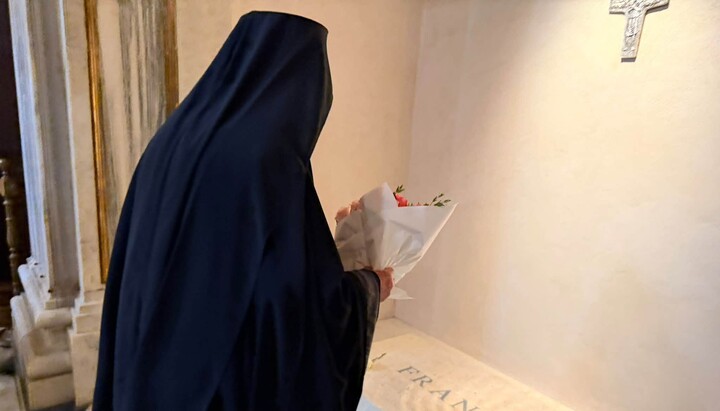 Patriarku Ekumenik Bartolomeu la lule në varrin e Papës Françesku në Romë