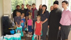 Brethren of Kiev-Pechersk Lavra gifted orphanage with icon and piano