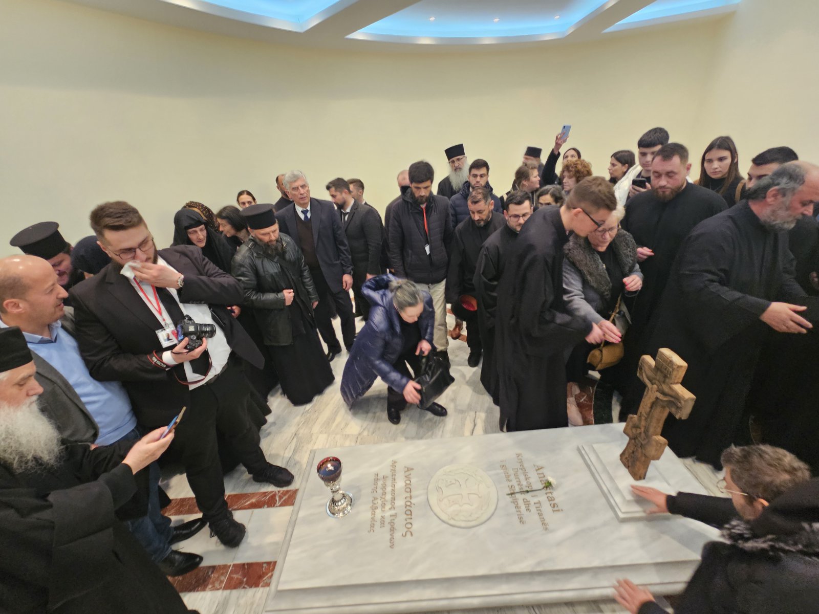 Funerali i Kryepeshkopit Anastas: transmetim online foto 1