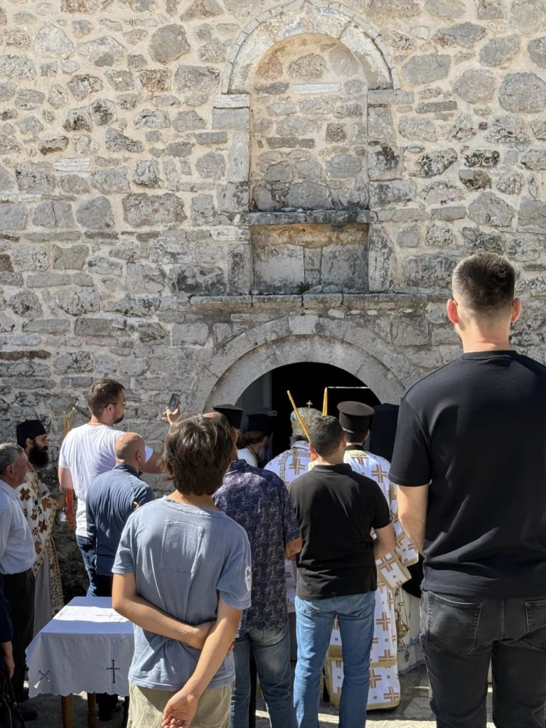 Mitropoliti i Gjirokastrës Nathanaili inaguron kishën e të Gjithë Shenjtorëve  në Himarë - photo 4