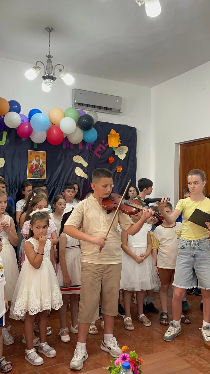 Kampi veror i Shën Nikollës në Elbasan mbyllet me Liturgji dhe festë - photo 5