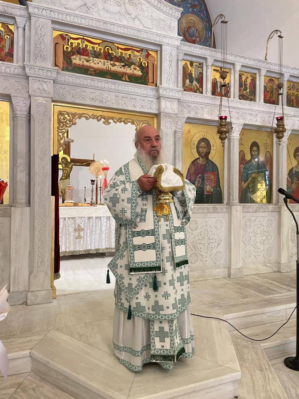 Mitropoliti i Gjirokastrës Nathanail kremtoi Liturgjinë Hyjnore në Sarandë - photo 1