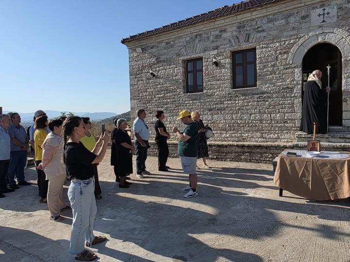 Mitropoliti Nathanail hap dyert e kishës së Shën Marinës në Dropull - photo 1