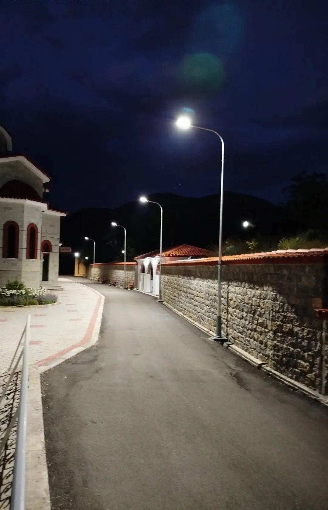 Vangjush Miti dhuron 9 ndriçues për Manastirin e Boboshticës - photo 1