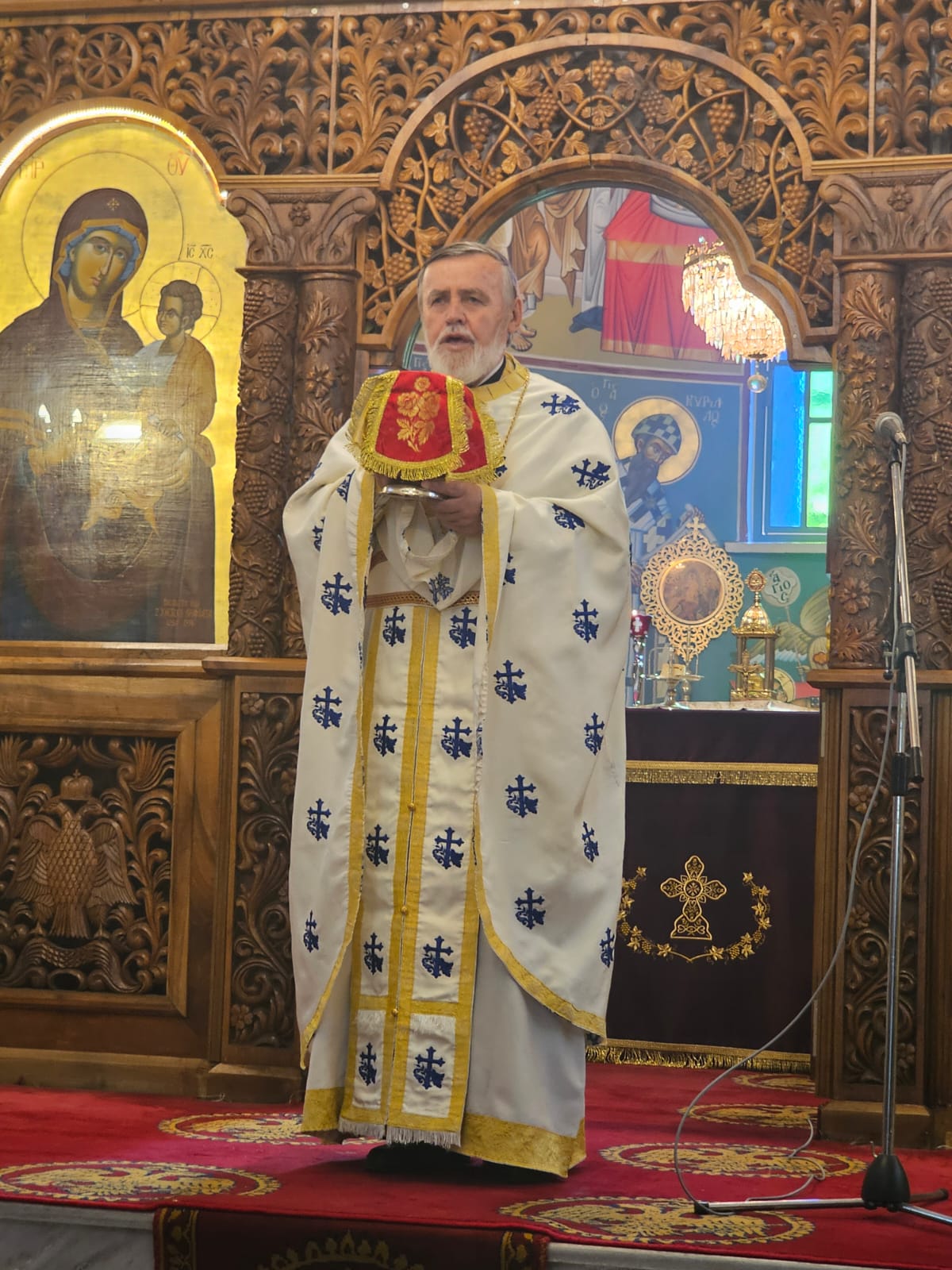 Kremtimi i Profetit Ilia mbush kishat e Mitropolisë së Korçës me besimtarë - photo 2