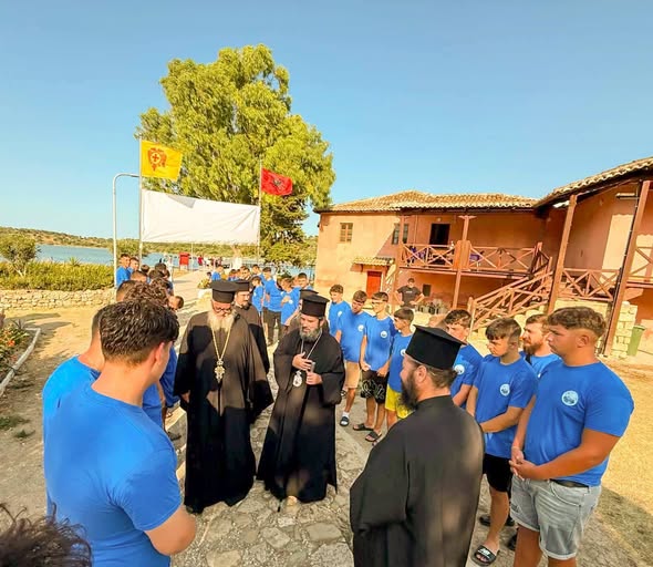 Kryepiskopi Joan viziton kampet verore për vajza dhe djem në Elbasan e Vlorë - photo 1
