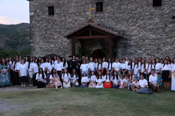 Kryepiskopi Joan viziton kampet verore për vajza dhe djem në Elbasan e Vlorë - photo 3