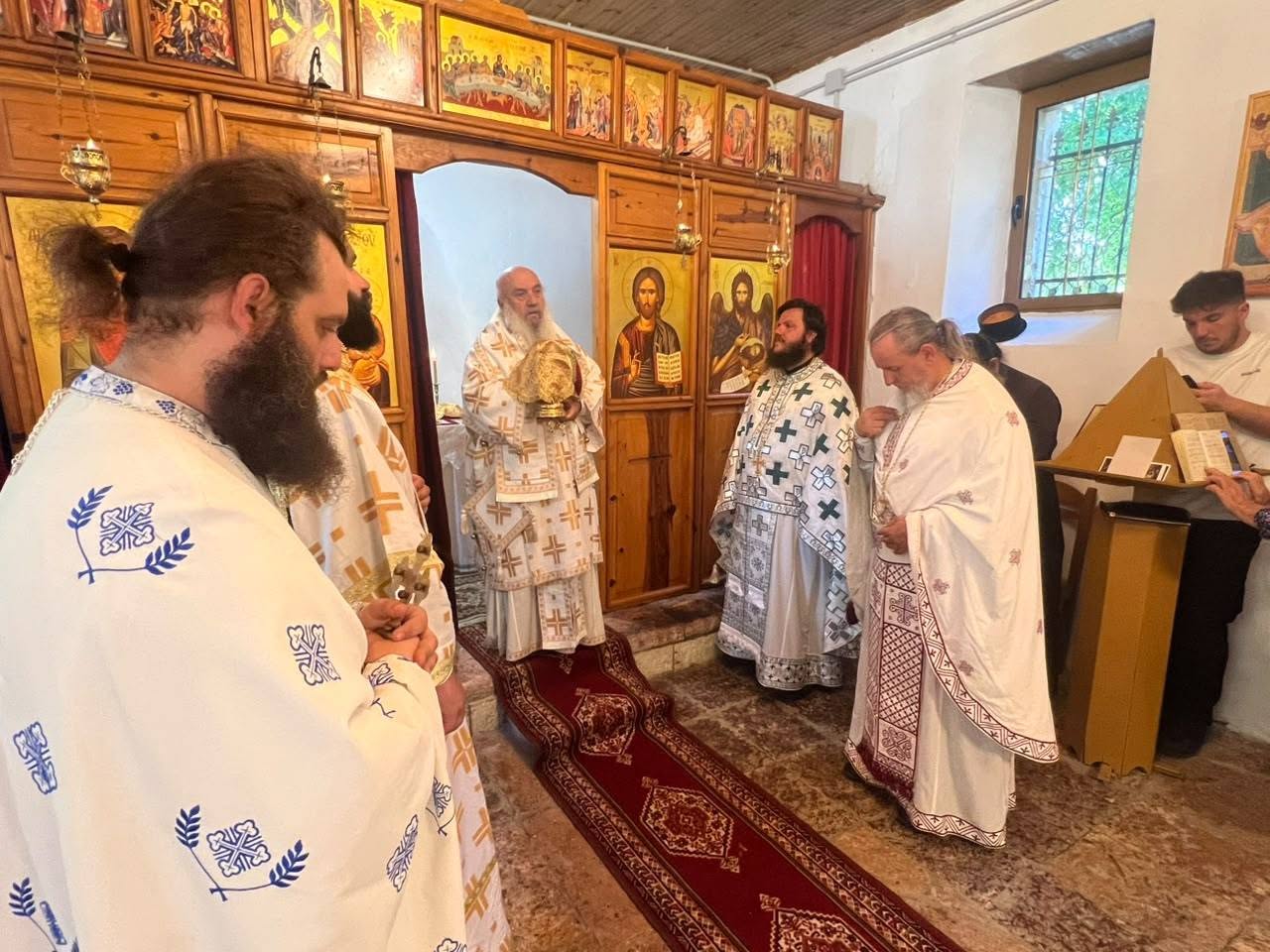 Liturgji Hyjnore u kremtua në Kishën e Shën Pandeleimonit në Likomil - photo 4