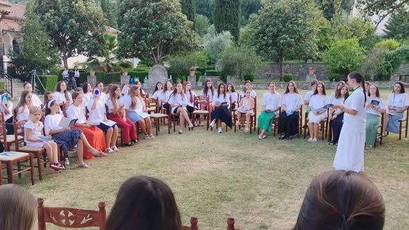 Kryepeshkopi Joan mbjell pemë në kampin e vajzave, Elbasan - photo 1