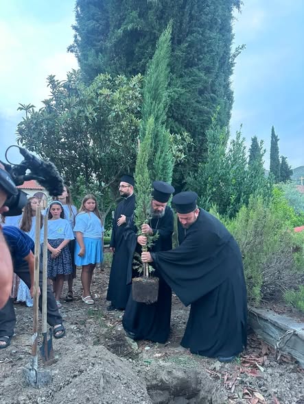 Kryepeshkopi Joan mbjell pemë në kampin e vajzave, Elbasan - photo 3