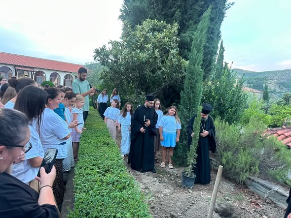 Kryepeshkopi Joan mbjell pemë në kampin e vajzave, Elbasan - photo 4