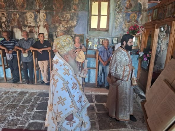 Mitropoliti Nathanail kremtoi Liturgjinë në Brailat të Finiqit - photo 2