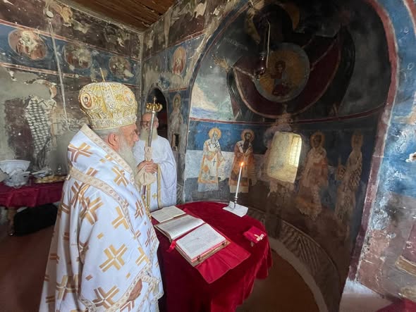 Mitropoliti Nathanail kremtoi Liturgjinë në Brailat të Finiqit - photo 3