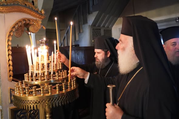 Kryepiskopi Joan bashkëmeshoi në 65-vjetorin e dhjakonisë së Patriarkut Vartholome. - photo 2