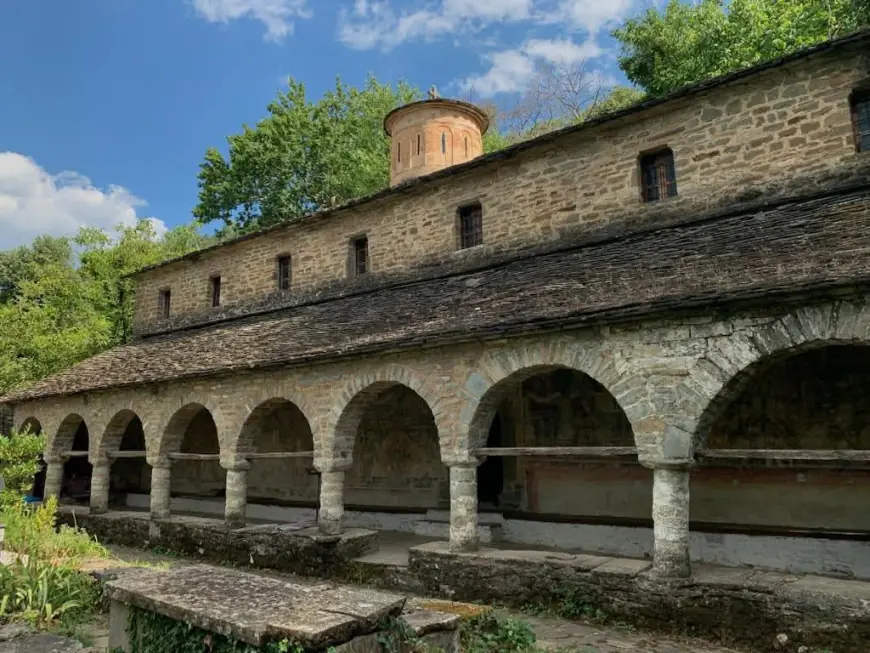 Kisha e Leusës në Përmet ruan afreske dhe ikonostas historik - photo 1
