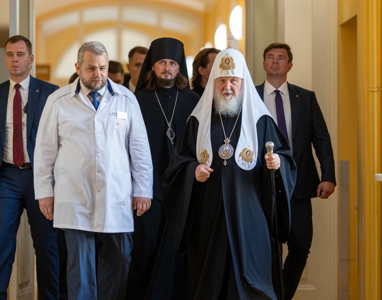 Patriarku Kiril vizitoi në spital mitropolitin që i mbijetoi sulmit me dron - photo 1