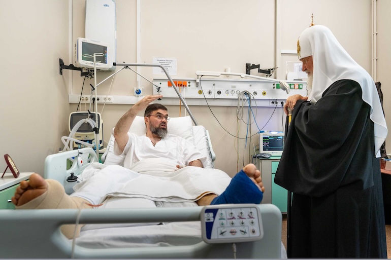 Patriarku Kiril vizitoi në spital mitropolitin që i mbijetoi sulmit me dron - photo 2